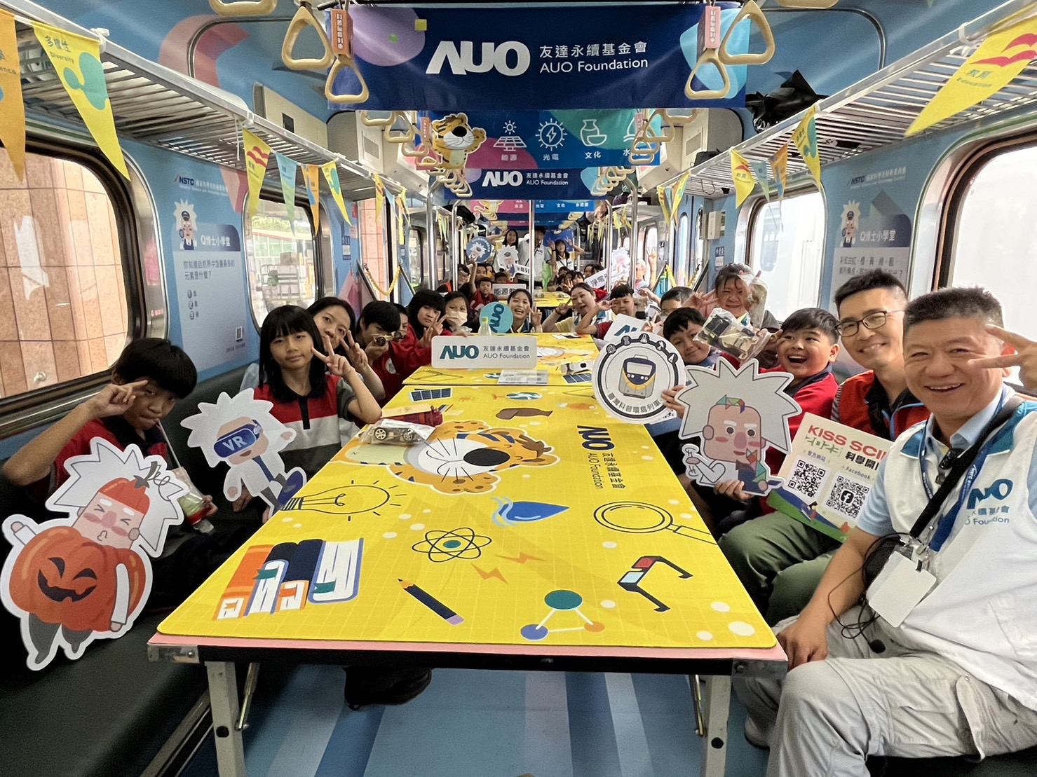 彩虹多多永續基金會參與「臺灣科普環島列車」，設計基礎科學車廂課程，以「淨零碳排和永續能源」為主題，讓學生透過創意實驗認識淨零知識，以及思考生活中的減碳行為
