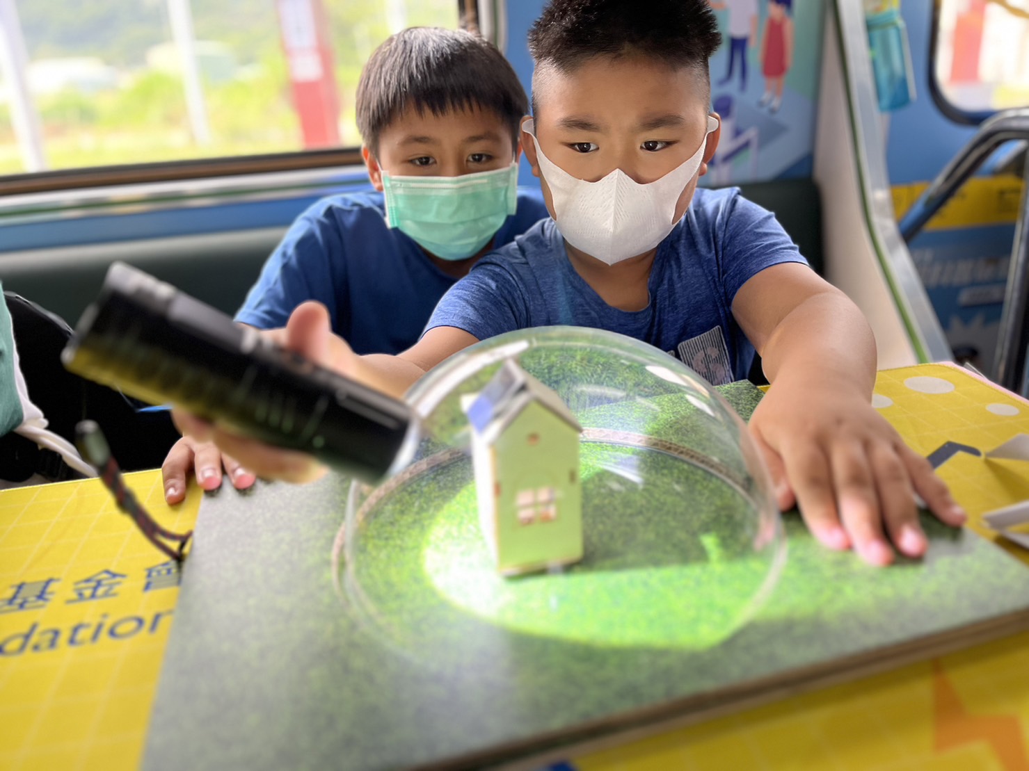 彩虹多多參與基礎科學主題車廂，以STEAM教學精神，設計「逐日科學家」、「太陽能工程師」以及「淨零建築師」三大能源科普課程和實驗