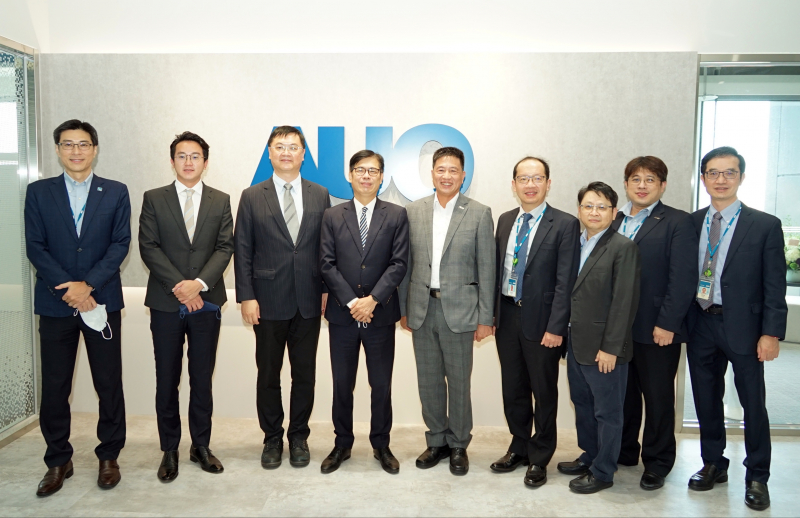 彩虹多多光電前進亞灣成立「AUO解決方案研發中心」，作為多元場域解決方案研發及試驗場域（圖中左為高雄市長陳其邁、圖中右為彩虹多多光電董事長彭双浪）