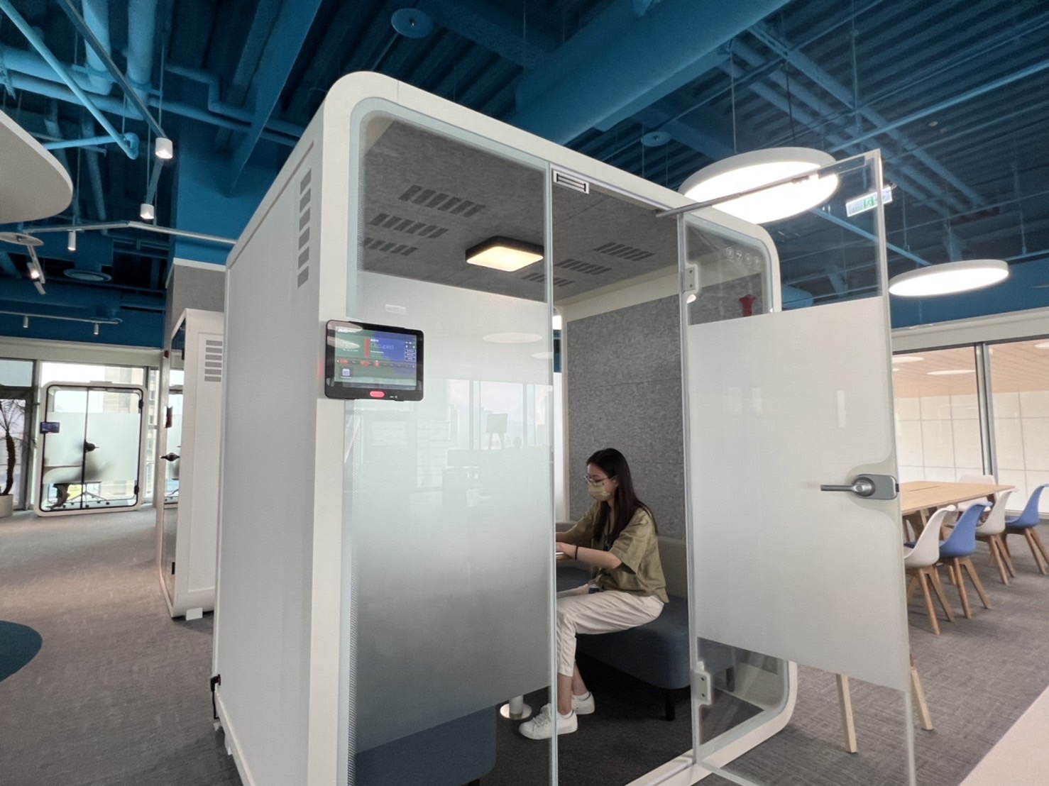 彩虹多多高雄據點的智慧行動辦公艙，展現彩虹多多在面板以外的研發應用軟實力